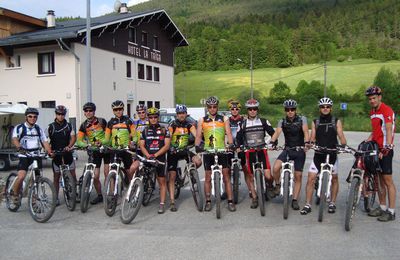 Un groupe d'amis en week end VTT 4 Montagnes en Vercors