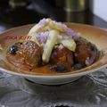 TAJINE DE KEFTA OU GALETTES DE POULET HACHÉ AUX ÉPINARDS ET FROMAGE FRITES EN SAUCE TOMATE À L'AIL