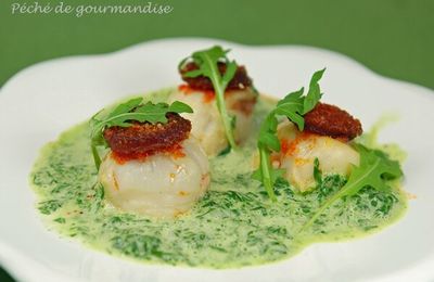 Noix de Saint-Jacques au chorizo, émulsion de roquette