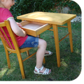 Petit bureau pour enfants sages ( ... ) des ateliers Baumann et sa petite chaise en bois courbé