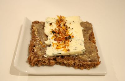Smørrebrød (tartine danoise) au bleu & crème de noisette, éclats de caramel & noisettes grillées