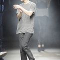 Alexander Wang se lance dans les tee-shirts et les chaussures