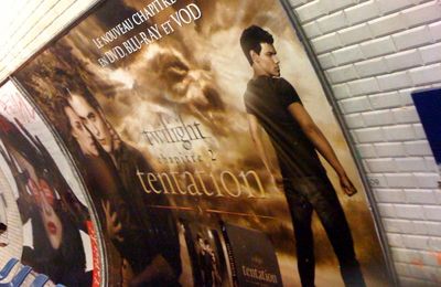 Affiche promo du DVD New Moon dans le métro parisien