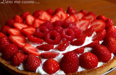 Jolie tarte d'été aux fraises et framboises
