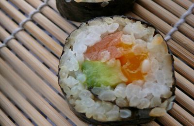 Makis mangue-saumon-avocat