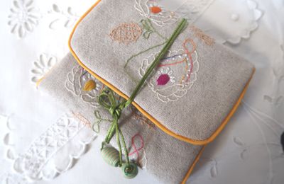 Trousse à bijoux, broderie sur lin crochet de Beauvais et aiguille