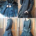 MLLE LOLA : Robe tulle + redingote noire version longue, chaussures + écharpe RUNDHOLZ