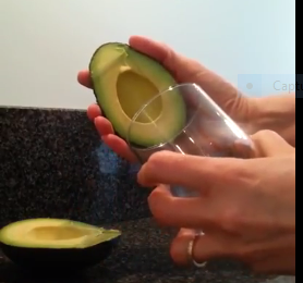 Une petite astuce en vidéo pour éplucher rapidement un avocat avec un verre