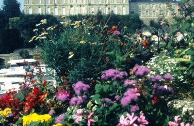 Aux petits bonheurs de la Sarthe. 26, [Dans ce château] 