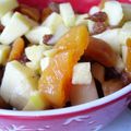 Salade de fruits : pommes, raisins et abricots