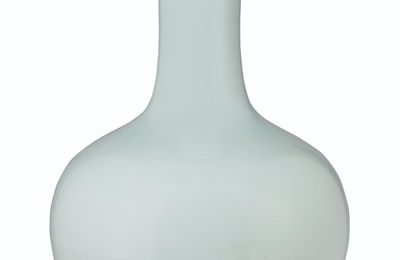 A large pale blue-glazed bottle vase, tianqiuping, Qianlong six-character seal mark and of the period (1736-1795)