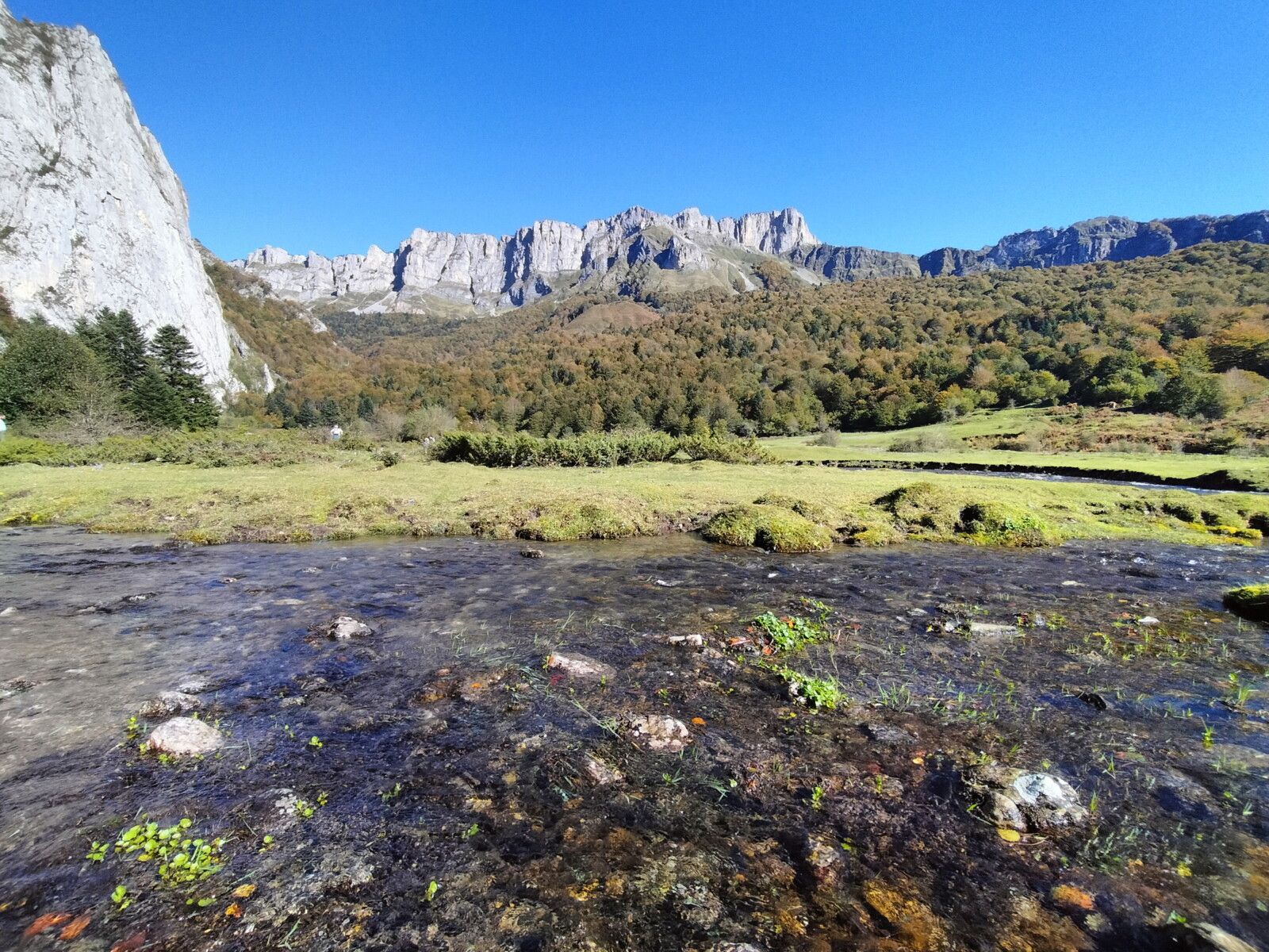Lescun, plateau de Sanchèse, rivière et orgues de Camplong (64)