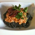 Tagliatelles noires à la crème de tomates confites (Italie)