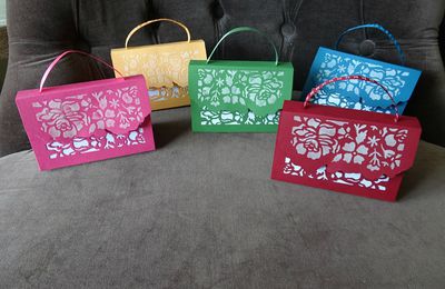 Atelier Sacs à main fleurs ouvragées et pâte à embosser, création d'un pochoir