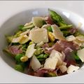 Salade croquante de printemps : asperges, fèves et parmesan