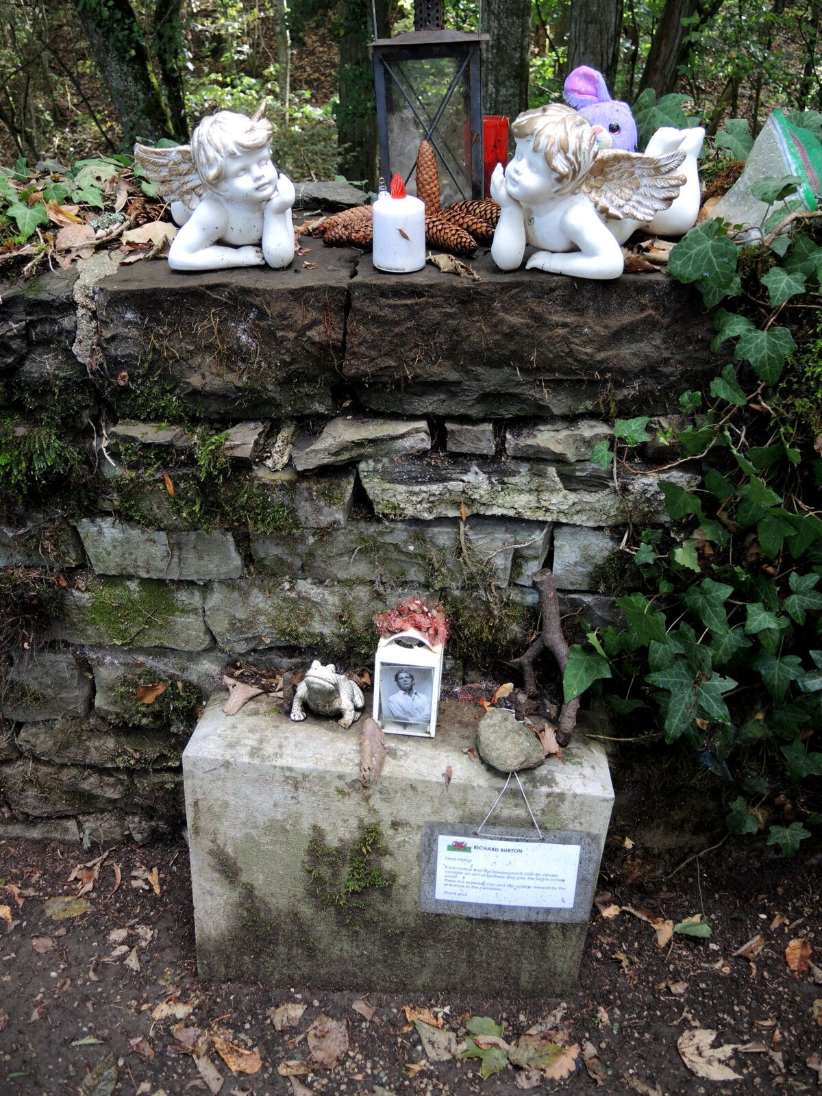 Céligny, le vieux cimetière, tombe Richard Burton, derrière (Suisse)