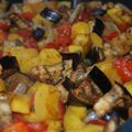 Caponata ou légumes de saison rôtis: courge délicata, aubergines, tomates, poivrons