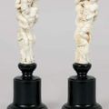 Paire de manches de couteaux en ivoire sculpté du XVIIIe siècle. Dieppe 