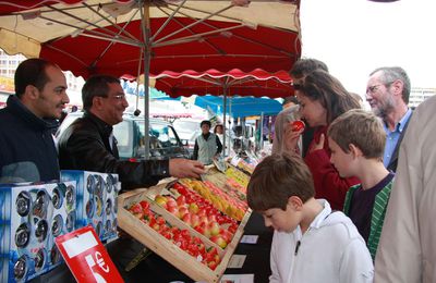 Ségolène au marché des Couronneies