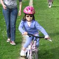 Clara fait du vélo sans roulettes !!!