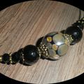 Collier noir et pois reflets