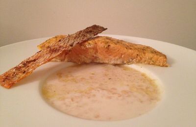 Saumon épicé, Lentilles Corail au Lait de Coco et Chips de Peau de Poisson 