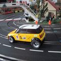 UNE MINI COOPER JAUNE AU 1/28EME...