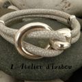 Sophistiqué et très agréable à porter, ce bracelet en cuir serpent gris très clair et son fermoir crochet !