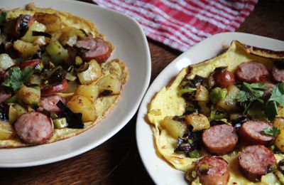 OMELETTES SAUCISSE, POMME DE TERRE ET POIREAU