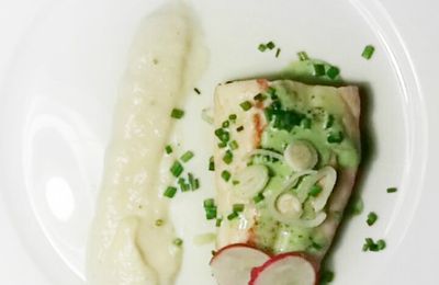 Bar de ligne, purée d'asperges et émulsion de