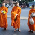 Doi Suthep et nourrissage de moines