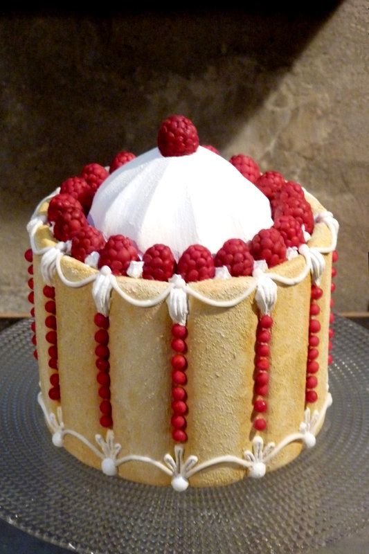 Faux gâteau  esprit Carême, décor de théâtre