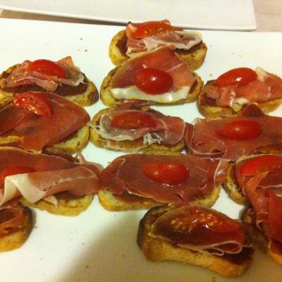 tartines apéritives tomate