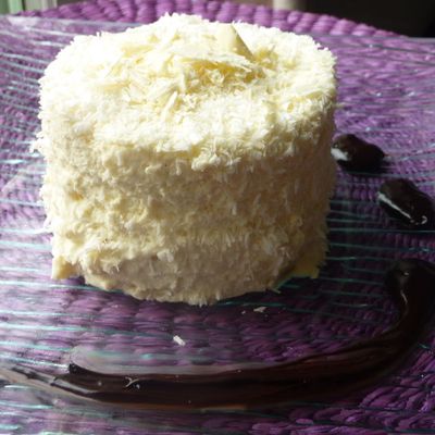 DELICE DU MOULIN Mousseline de chocolat blanc et noix de coco, sauce chocolat noir.