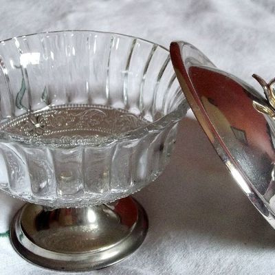 JOLIE BONBONNIERE EN VERRE MOULE ET METAL ARGENTE