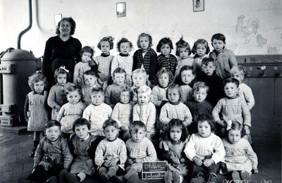 OHAIN - Classe enfantine en 1951 ***