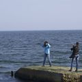 regarder les filles se photographier sur le bord de mer à Odessa
