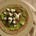 Pancake à la farine de sarrasin, guacamole, oignons caramélisés et chèvre