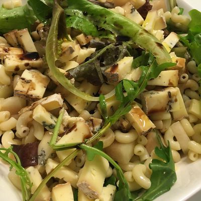 Salade de mesclun, coquillettes, fourme d'ambert et poire poché au sirop cannelle