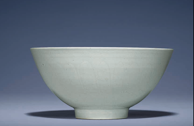 A fine large early Ming anhua-decorated white-glazed bowl, lianziwan, Yongle period (1403-1425)