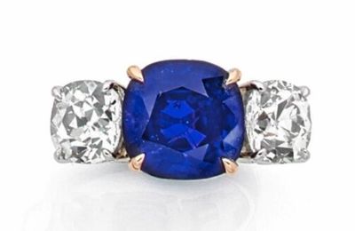 Bague ornée d'un saphir taillé en coussin, épaulé de deux diamants taillés à l'ancienne