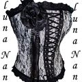 LE CORSET NOIR ET BLANC EN DENTELLE 