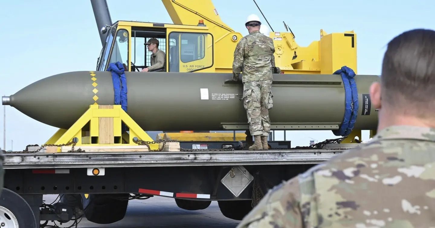 Photo publiée en 2023 d'une GBU-57 sur la base de Whiteman ou sont stationnés les B-2.