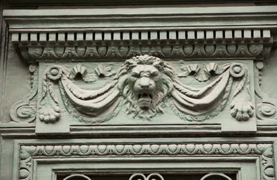 Lion en masque au linteau d'une porte, 13 rue tronchet