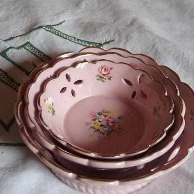 LOT DE TROIS COUPELLES GIGOGNE EN CERAMIQUE -DECO  STYLE SHABBY, CAMPAGNE