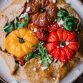 Tarte rustique au sarrasin, tomates anciennes et oignons