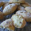 Petits pains à l'huile d'olive et aux fruits secs pour dégustation vins-fromages