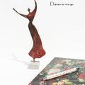 Sculpture de femme, danseuse rouge en papier encollé