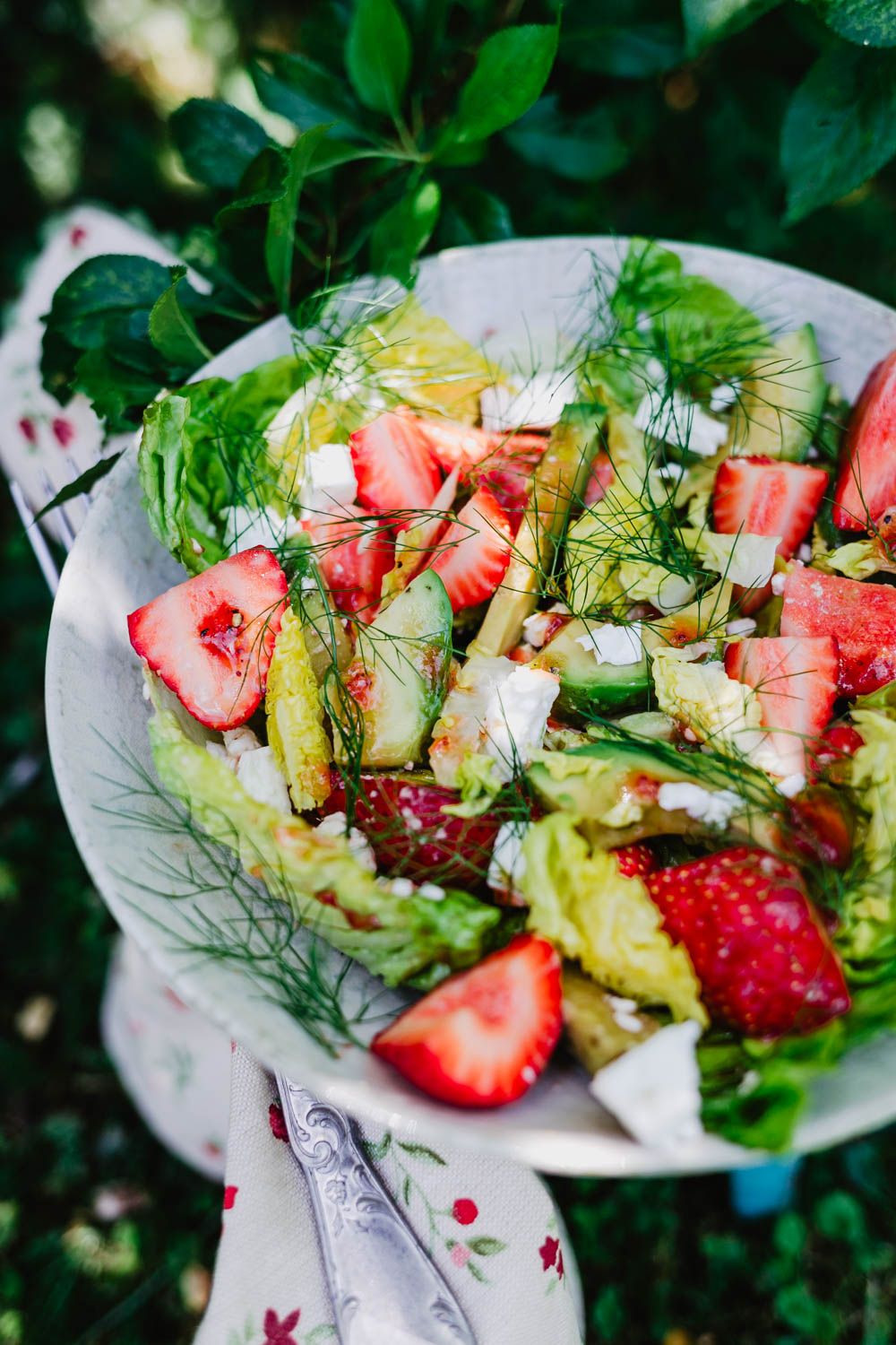 salade fraicheur, recette été, estivale, fraises, vinaigrette à la confiture, avocat, sucrine, aneth, feta, recette canicule sans four