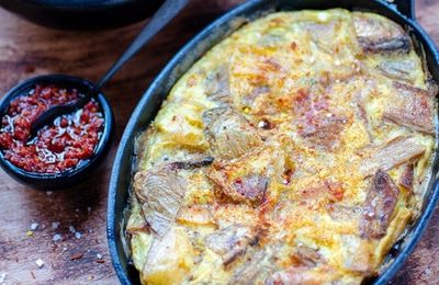 Omelette aux pommes de terre frites, salsa brava